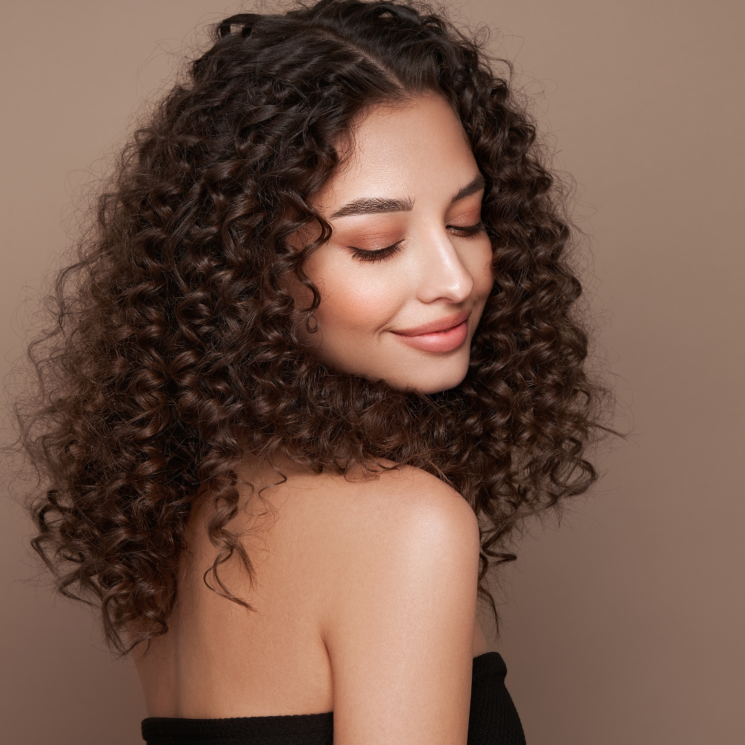 Estilizado en rizo natural cabello rizo